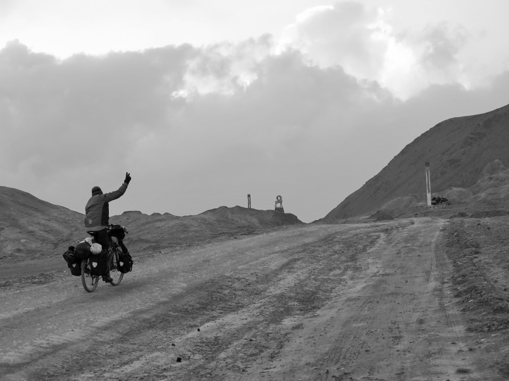 The last mountain pass and the border (Photo courtesy of Hubert)